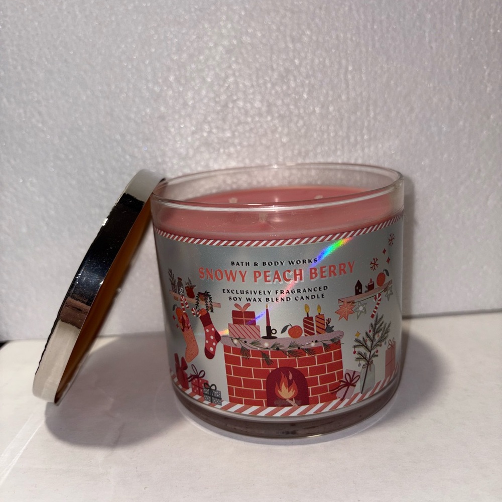 Bath & Body Works Snowy Peach Berry Candle
